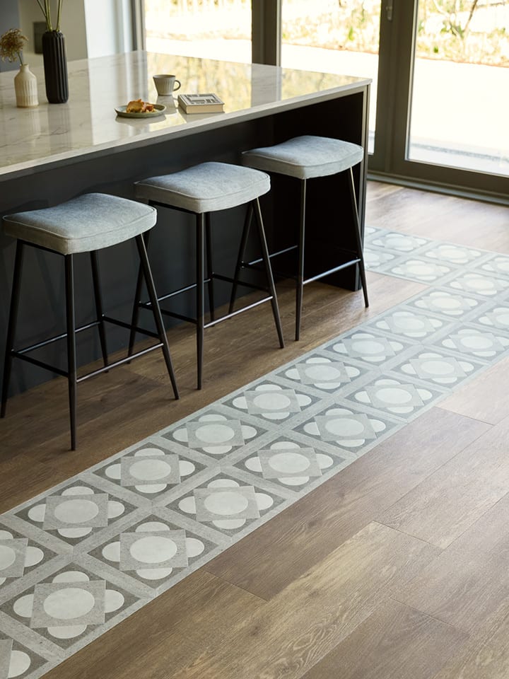 Amtico's Corinthian Cornice used as a feature border, paired with Hackfall Oak surrounding kitchen area.