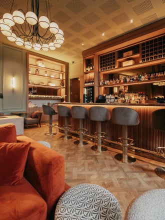 L’espace bar de cet hôtel arbore Basket Weave en Otta Oak