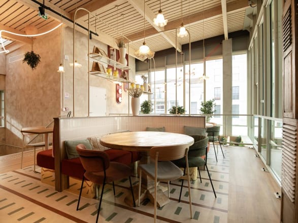 Le restaurant met en vedette les modèles Buxton Oak, Stucco Quartz, Encaustic Okra et Encaustic Jasper d'Amtico.