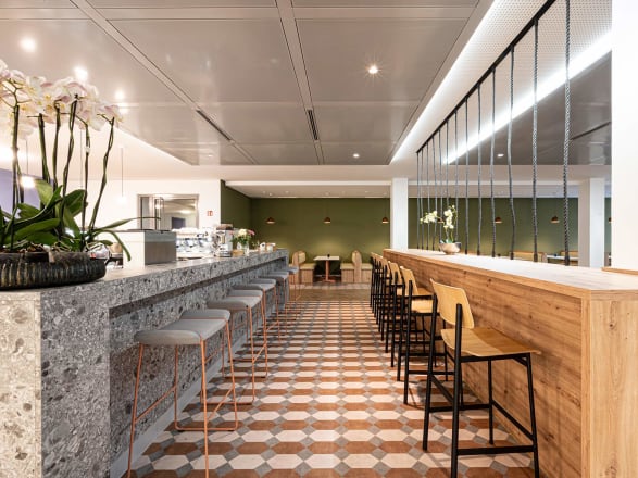 Hotel Bodenbeläge - Polygon Key aus der Amtico Signature Kollektion in Stucco Quartz, Stucco Pebble und Stucco Clay.
