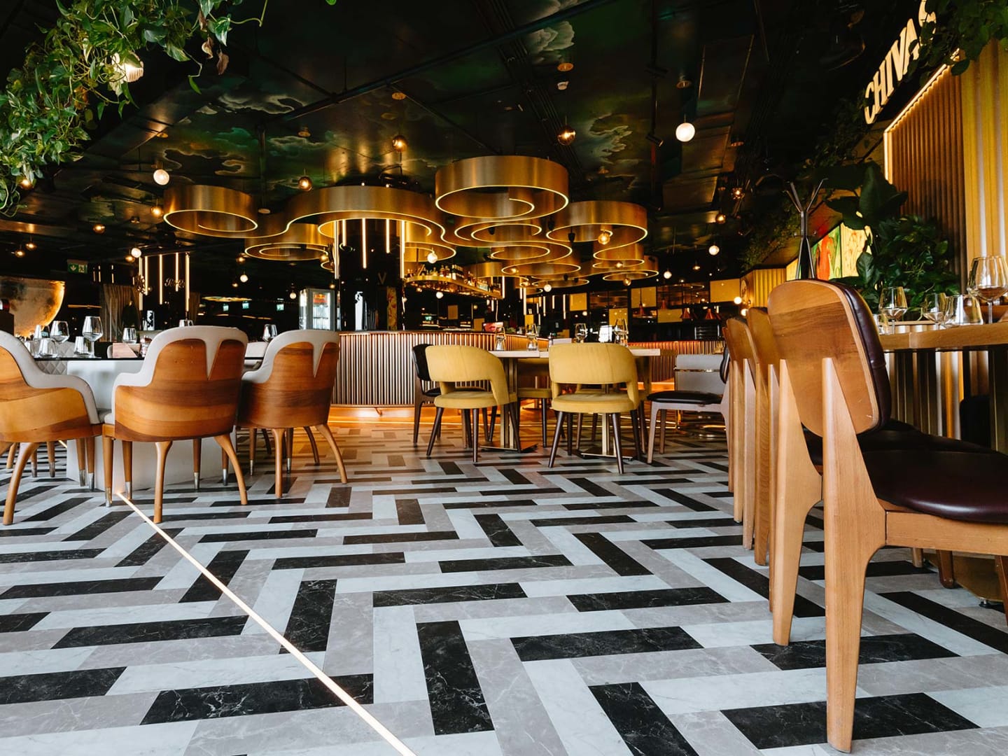 Timeless three-colour Large Parquet in Onyx Marble, Tortora Classic Marble and Nero Classic Marble
