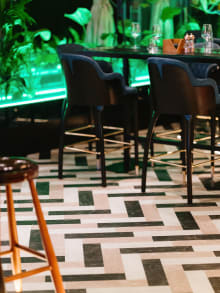Timeless three-colour Large Parquet in Onyx Marble, Tortora Classic Marble and Nero Classic Marble