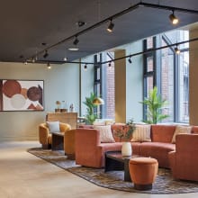 Un salon de réception d’hôtel décontracté avec Amtico's Coombe Stone en Uniform Tile