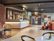 Une réception d’hôtel contemporaine avec Amtico's Classic Goldstone et Coombe Stone