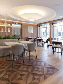 Le restaurant arbore Foreshore Oak en Stripwood, associé à Stucco Clay et Fumed Oak selon un schéma de pose Gatsby Square Small
