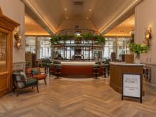 Amtico's Hackfall Oak en Herringbone Plank apporte chaleur, mouvement et caractère au bar.