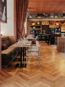 Un restaurant élégant avec Amtico Form