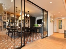 Les espaces de réunion de l'hôtel sont dotés des revêtements New England Oak et Classic Goldstone d'Amtico.