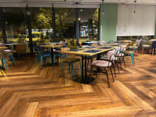 Priory Oak y Teak se combinan en un esquema de montaje Herringbone Plank para aportar calidez