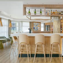 Amtico's York Oak, posé selon le schéma Stripwood classique, apporte chaleur naturelle et caractère discret à ce bar d’hôtel français.