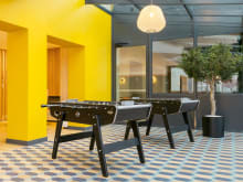 Un design ludique pour une aire de jeux d'hôtel avec un revêtement de sol LVT Amtico.