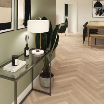 Light and warm oak-effect floor tiles in parquet pattern in a home hallway