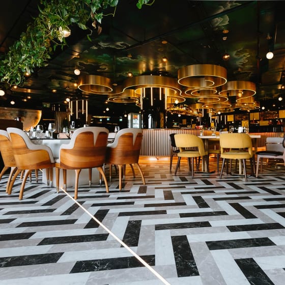 Timeless three-colour Large Parquet in Onyx Marble, Tortora Classic Marble and Nero Classic Marble