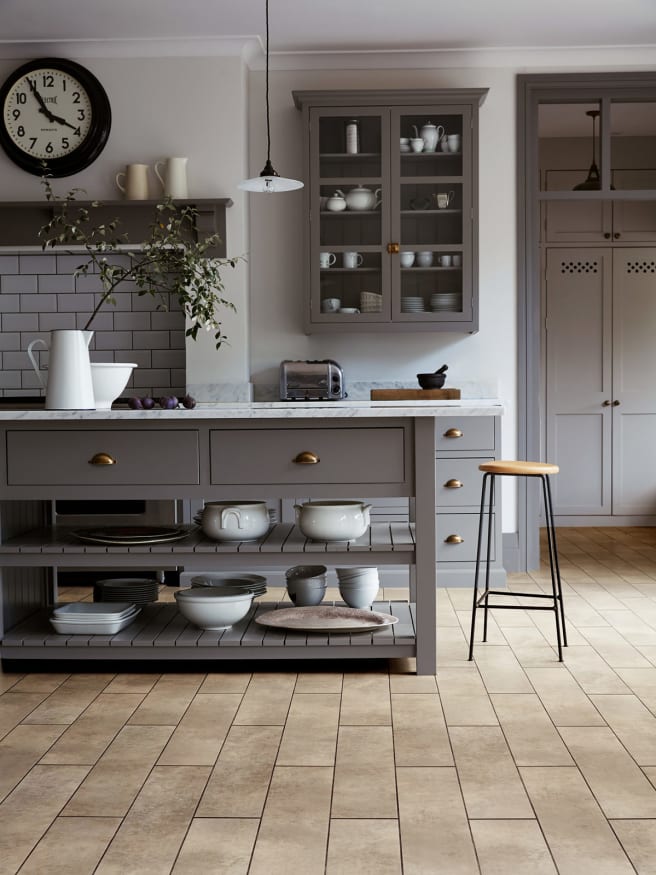 This traditional Georgian-style kitchen is finished with Amtico Kura Kula in Linear Block, creating a timeless look