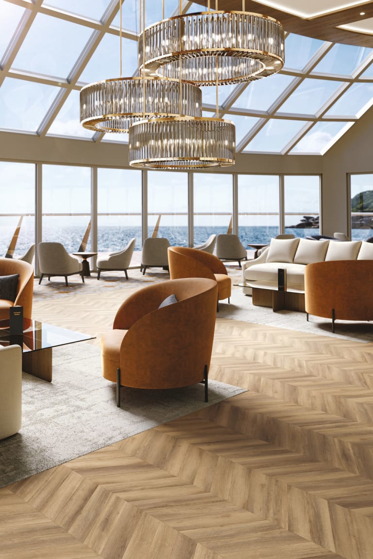 Lounge auf einem Kreuzfahrtschiff mit Falun Oak Marine LVT im klassischen Chevron-Muster