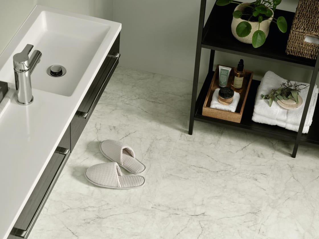 Stylish bathroom with Amtico Signature Onyx Marble AR0SOM30flooring