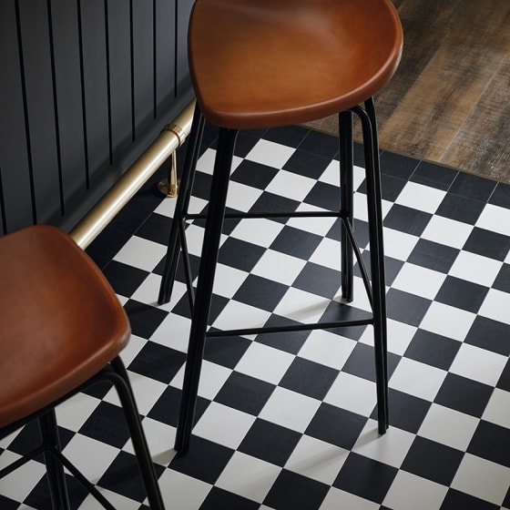 Mörk, kolgrå och briljant vit kontrasterar vackert i detta eleganta och moderna rutiga golv.