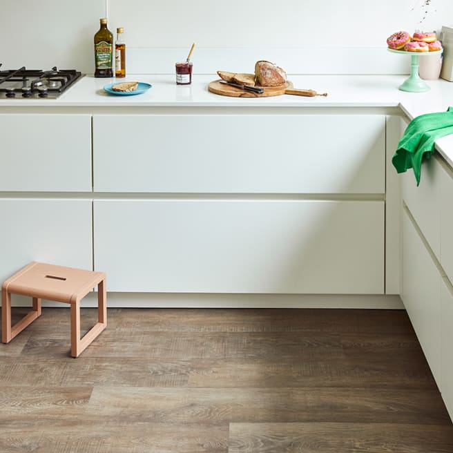 Kitchen features SS5W3318 Granary Oak in a Stripwood laying pattern.