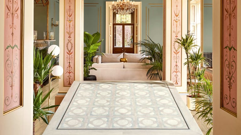Stone-effect floor tiles in light grey tones and the corinthian laying pattern